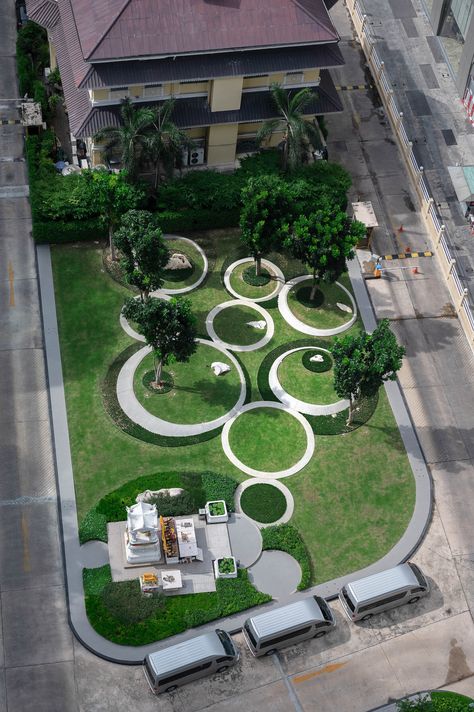 “Gardens of metaphors” - Located within the Central Business District of Bangkok, the Thai Chinese Camber (Thai CC) Tower overlooks a parcel of a green area which is prominently divided into two by the Blue Elephant Cooking School & Restaurant, a heritage building, and vehicular access. By studying the surroundings and space available, a certain similarity is shared with the site and the ancient Chinese communal architecture of “Siheyuan”. The traditional quadrangle compound houses a central Green Area Design, Housing Landscape Design, Landscape Ideas Commercial Building, Communal Architecture, Communal Space Outdoor, Parking Area Design, Garden Amphitheatre Landscape Design, School Garden Ideas, School Garden Design