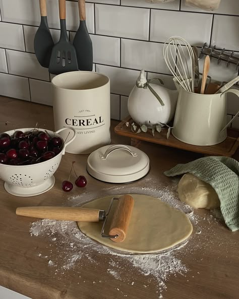 cherry pie 🥧🍒 Muffin Bakery Aesthetic, Cottage Baking Aesthetic, Cherry Pie Aesthetic, Home Cooking Aesthetic, Cookies Baking Aesthetic, Aesthetic Pie, Baker Aesthetic, Pie Aesthetic, Baker Kitchen