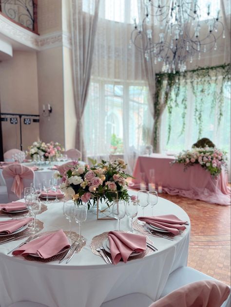 Dusty Rose Table Setting Wedding Table Decor, Circle Table Wedding Decor Pink, Dusty Pink Table Cloth, Wedding Table Decorations Round Tables Pink, Pink Round Table Setting, Pink White And Gold Wedding Receptions, Wedding Table Decorations Pink And White, Dusty Rose Table Setting Wedding Round, Light Pink Wedding Reception