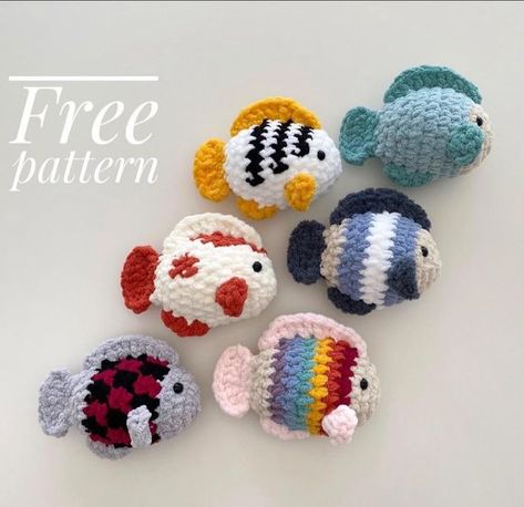 Travel Crochet Projects Ideas, Fuzzy Yarn Projects, Mini Crochet Animals Pattern Free, Crochet Cute Things, Crochet Fish Patterns, Crochet Space, Crochet Stuffies, Bracelets Tutorials, Mini Amigurumi