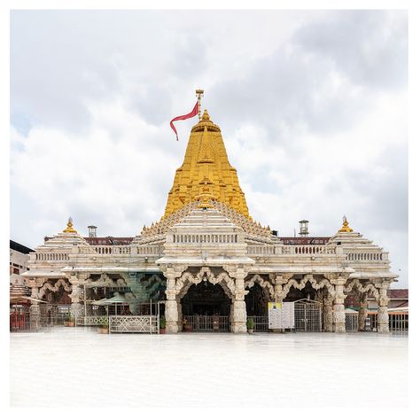 Celebrating Navratri '2021, we bring to you this divine view of Ambaji temple in Gujarat. Situated on the Arasur Hills, the temple is considered as one of the most significant sacred destinations across India. #Navratri2021 #DekhoApnaDesh Ambaji Temple Hd Wallpaper, Ambaji Temple Photo, Ambaji Temple Video, Ambaji Mata Photo, Maa Image Hd, Ambaji Temple, Ambaji Mata, Sarangpur Hanuman, Cute Lab Puppies