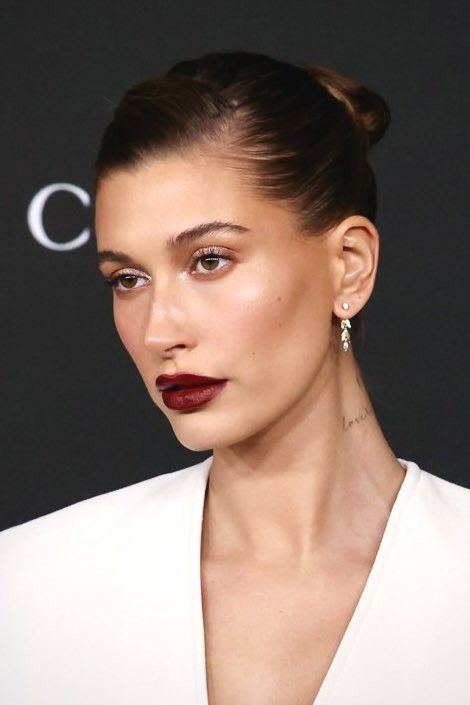 Hailey Bieber Red Lips, Khloe Kardashian Makeup, Berry Lips Makeup, Bella Hadid Makeup, Makeup Layout, J Makeup, Kardashian Makeup, Red Carpet Makeup, Dark Red Lips