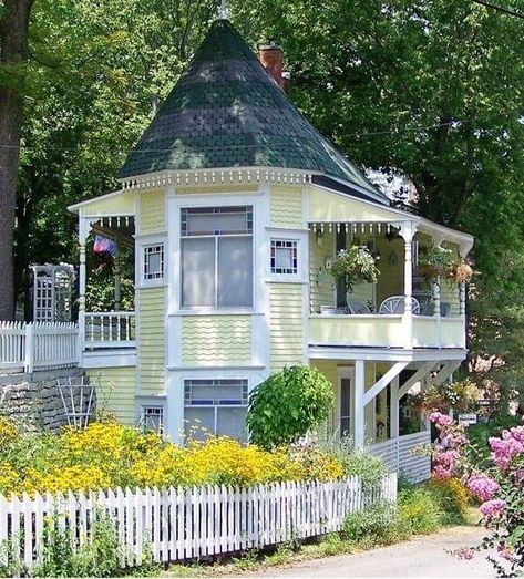 Eureka Springs, AR Isn`t this tiny victorian house lovely?! :) Small Victorian Home Exterior, Tiny Cottage Exterior, Pink Cottages, Dollhouse Exterior, Beachy Cottage, Woodland Retreat, Eureka Springs Ar, Cute Cottages, Cozy Cottages