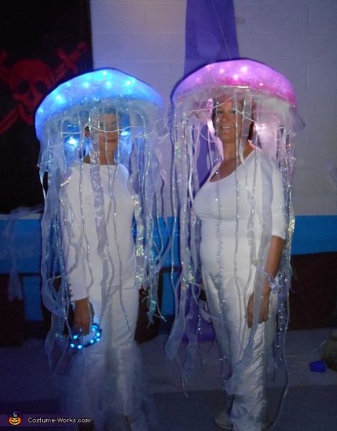 Just like our new children’s book, Shalloween, this roundup is full of fun, ocean-themed Halloween spirit that will delight all ages. Jellyfish Halloween Costume, Costume Medusa, Jellyfish Halloween, Under The Sea Costumes, Diy Baby Halloween Costumes, Futuristic Costume, Sea Costume, Diy Jellyfish, Dark Costumes