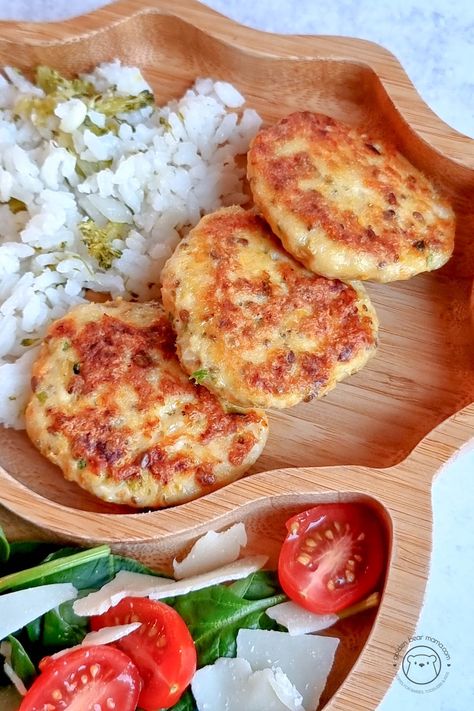 These homemade Chicken Patties for Babies are a great freezer friendly recipe! Very simple to make and loaded with veggies and healthy fats. Blw Friendly Family Dinners, Homemade Chicken Patties, Baby Meals, Homemade Chicken Nuggets, Easy Baby Food Recipes, Ground Chicken Recipes, Healthy Baby Food, Baby Led Weaning Recipes, Weaning Recipes