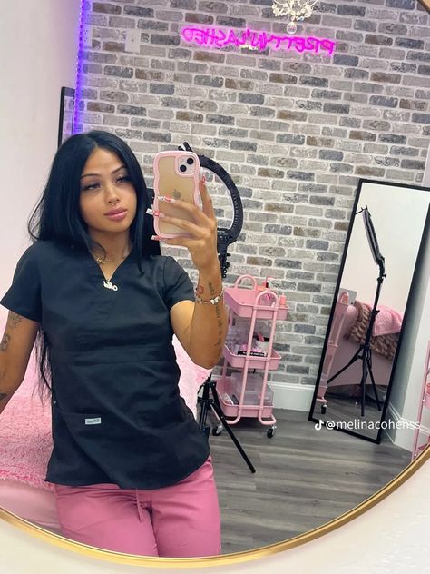 Cosmetologist Outfit, Beauty School Cosmetology, Beauty Job, Lash Room Ideas, Tech Outfit, Esthetician Inspiration, Esthetician School, Tech Room, Beauty Room Salon