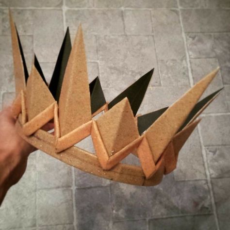 Cardboard Crown, Cardboard Shoes, Huntsman Movie, Spooky Fashion, Cardboard Costume, Higher Art, Folding Origami, Instruções Origami, Cardboard Art