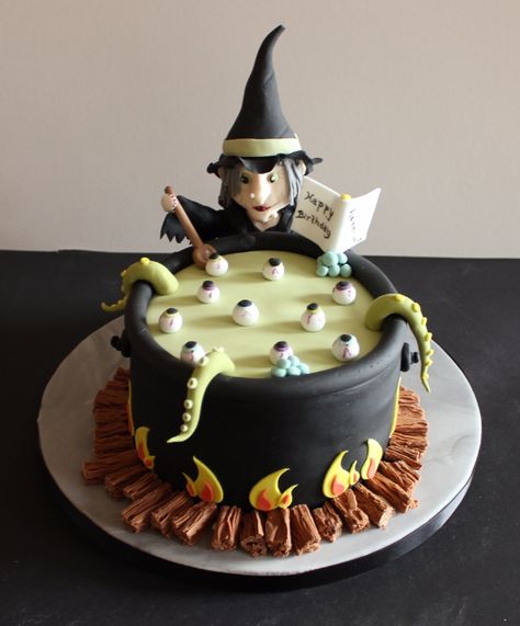 non-scary halloween cakes | Cute & Non scary Halloween Cake Decorations are super cool ideas for a ... Halloween Tårta, Scary Halloween Cakes, Halloween Cakes Easy, Halloween Torte, Pasteles Halloween, Witch Cake, Cauldron Cake, Spooky Cake, Dessert Halloween