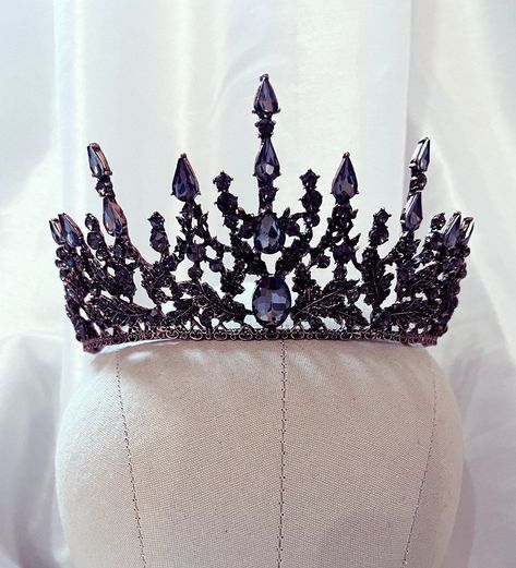 Beautiful vintage inspired black rhinestone Victorian crown with Austrian crystals. Perfect for a special occasion. Black Crowns Queens, Black And Blue Crown, Black And Purple Crown, Black Tiara Gothic, Dsmp Outfits, Ballet Crowns, Victorian Crown, Queen Crowns, Black Quince