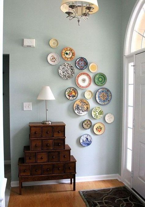 Don't let your hand-painted plates collect dust in cabinets or in the corner china hutch. Arrange them in an interesting pattern for a unique gallery wall your guests will love. Plates On The Wall, Old Plates, Interior Vintage, Vintage Plates, Design Case, Home Fashion, Design Interior, Home Interior, Plates On Wall