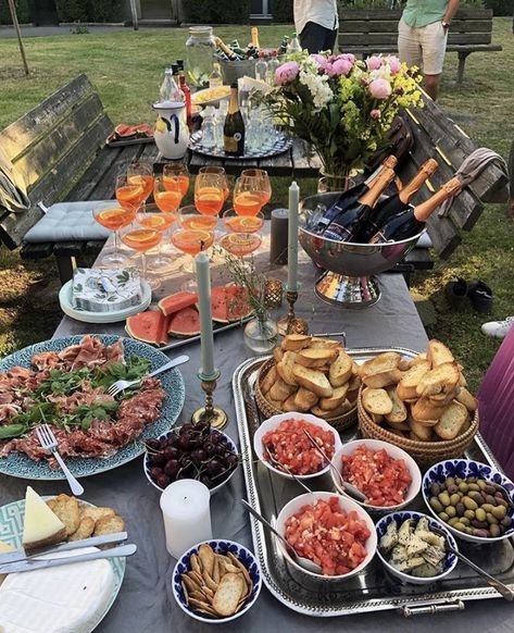 Hosting Aesthetic Food, Dinner Party Mood Board, Midsommar Dinner Party, Girls Dinner Party Aesthetic, Birthday Dinner Party Aesthetic, Dinner Parties Aesthetic, Dinner With Friends Aesthetic, Summer Dinner Party Aesthetic, Hosting Aesthetic