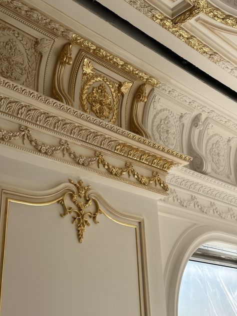 Baroque Ceiling, Classic Interior Design Luxury, Altar Design, Ceiling Design Bedroom, Classic Interior Design, Interior Stairs, Patio Makeover, Gold Interior, House Front Design