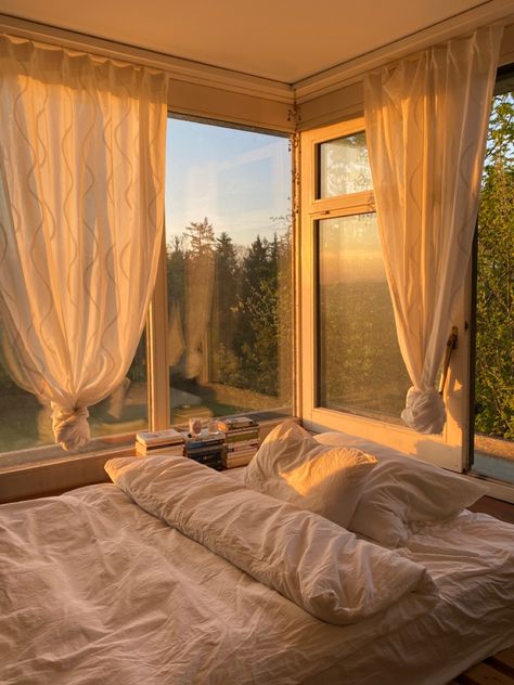 Sunlight Bedroom Aesthetic, Morning Bedroom Aesthetic, Morning Room Aesthetic, Cozy Morning Aesthetic, Dekorasi Kamar Tidur, Redecorate Bedroom, Country Bedroom, Big Windows, House Room