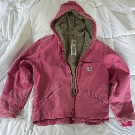 PINK CARHARTT HOODED JACKET. Listed as a womens... - Depop Carhartt Jacket Outfit Women, Pink Carhartt Beanie Outfit, Carhartt Women Outfits Jackets, Carhartt Jacket Aesthetic, Carhartt Jacket Outfits, Carhartt Jacket Women, Carhartt Jacket Outfit Woman, Pink Aesthetic Clothes, Carhartt Women Outfits