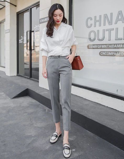 f5c3dd7514bf620a1b85450d2ae374b1desc52612083ri Grey Pant Outfits Women, Grey Pants Outfit Casual, Ankle Pants Women Outfit, Semi Formal Attire For Women, Pants Women Outfit, Pencil Pants Outfit, Seoul Style, Grey Pants Outfit, Office Attire Women