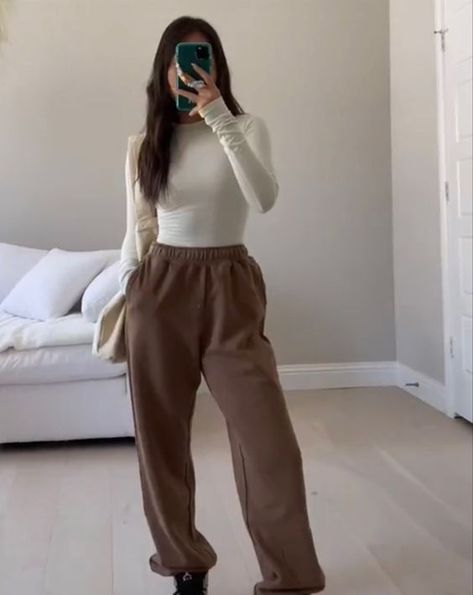 Sweatpants Turtleneck Outfit, Outfit Ideas Brown Sweatpants, Turtle Neck Inspo Outfit, Styling Brown Sweatpants, Cute Winter Outfits Sweatpants, Brown Lounge Pants Outfit, Outfits With Tan Sweatpants, Neutral Sweatpants Outfit, What To Wear With Brown Sweatpants