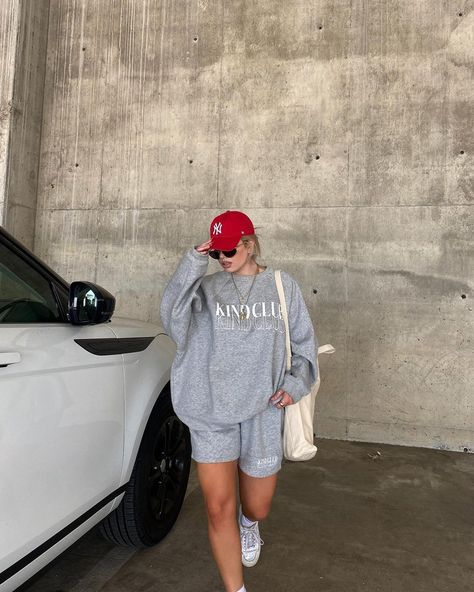 New Era Cap Outfit Woman Style, New Era Cap Outfit Woman, Ny Cap Outfit, Red Cap Outfit, New Era Outfit, Cap Outfits For Women, Baseball Hat Outfit, Ny Cap, Baseball Cap Outfit