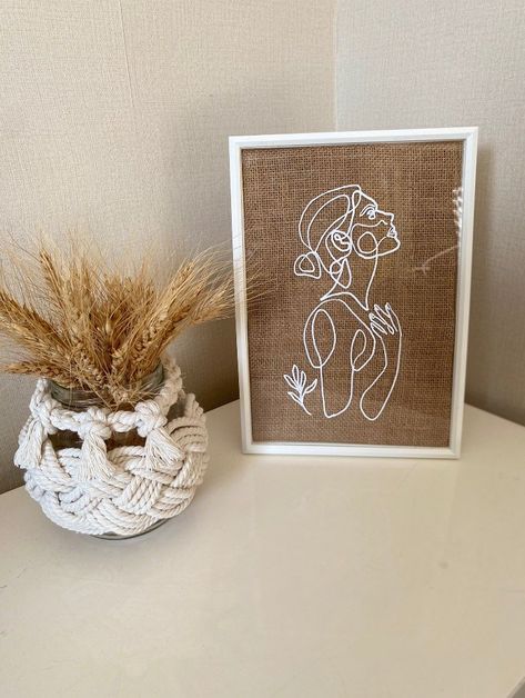 Line Art Frames On Wall, Photo Framing Ideas Wall, Line Art Jute, Decorating Frames Ideas, Embroidery Wall Art Frames, Burlap Frames Diy Wall Art, Frame Handmade Ideas, Handmade Wall Art Crafts, Diy Art Frame