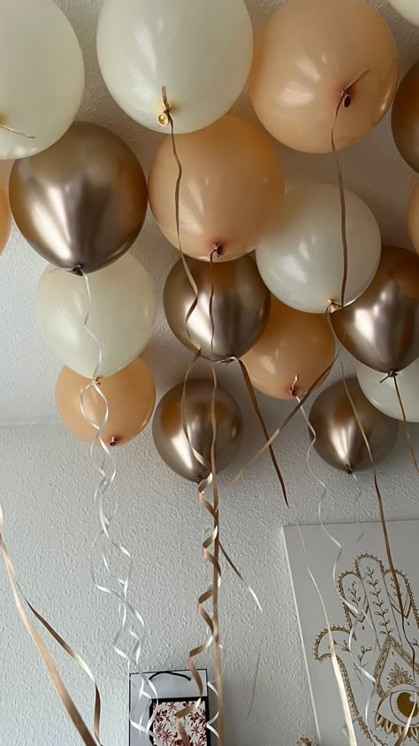 Champaign Birthday Ideas, Champagne Bday Party Ideas, Bronze Birthday Decorations, Beige Decoration Party, Champagne Birthday Ideas Themed Parties, Beige Party Aesthetic, Brown And Gold Graduation Party Ideas, Beige Party Theme, Beige Birthday Aesthetic