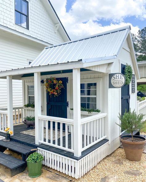 She Shed With Porch, Small She Shed, She Shed Exterior, Shed Exterior Ideas, Cottage House Designs, Shed With Porch, Family Cottage, Shed Makeover, Shed Building