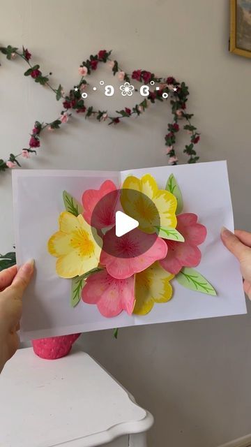 Yasmin 🧸 on Instagram: "i blooming love you!🌺🌸 easy gift card
Insp: @kayesa.rt" Hygge Crafts, Birthday Gift Cards, Birthday Cards Diy, Diy Birthday, Blooming Flowers, Creative Life, Easy Gifts, Flower Cards, Little Gifts