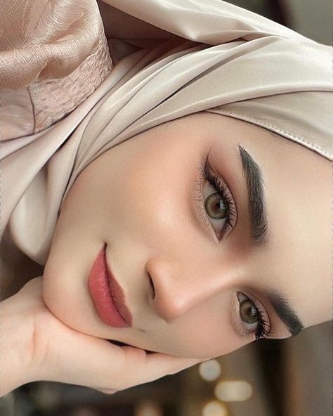 Makeup and Hairdo for Graduation Ceremony Graduation is your milestone event and you need to get ready early in the morning. Graduation Look Makeup, Timeless Makeup, Makeup Cantik, Kebaya Hijab, Wedding Makeup Bride, Graduation Look, Hijab Makeup, Awek Tudung, Glam Wedding Makeup