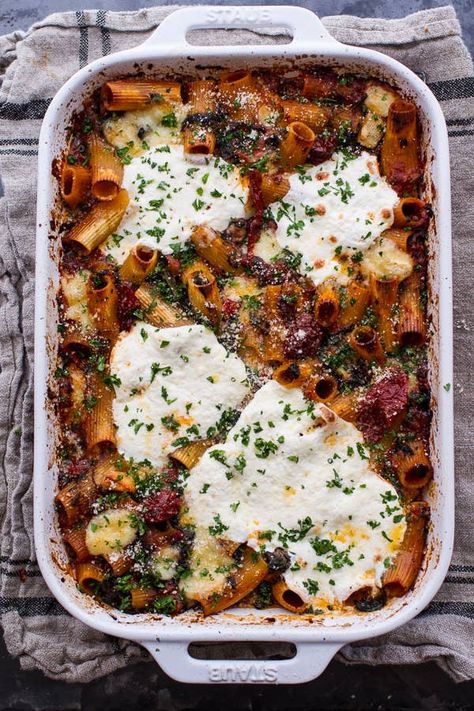 Four Cheese Sun-Dried Tomato and Spinach Pasta Bake Drunken Pasta, Vegetarian Casserole Recipes, Spinach Pasta Bake, Pasta Cheese, Baked Penne, Pastas Recipes, Vegetarian Casserole, Pasti Sani, Spinach Pasta