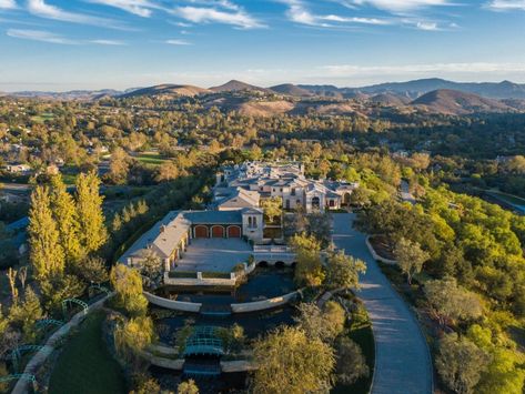 Steelers part owner Thomas Tull sells Thousand Oaks compound for a record $35 million - Los Angeles Times Hollywood Mansion, French Mansion, Cobblestone Driveway, Legendary Pictures, Rich Home, Westlake Village, Master Retreat, Thousand Oaks, Formal Gardens