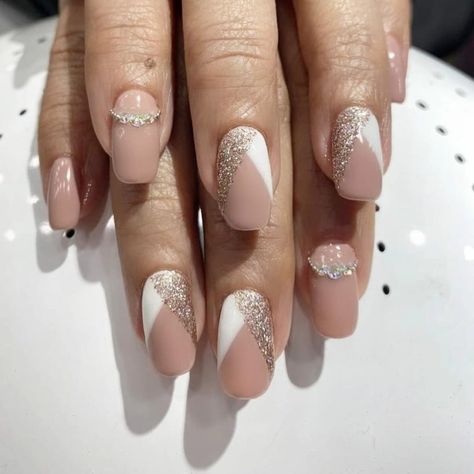 Wedding Nails Indian, Nails Indian, Engagement Nail Art, Art Tips And Tricks, Classy Nail Art Ideas, Subtle Nail Art, Elegant Touch Nails, Bridal Nails Designs, Quick Nail Art