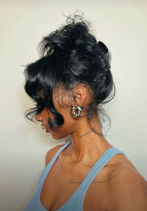 Messy Ponytail Black Women, Claw Clip Silk Press, Black Women Silk Press Natural Hair, Ponytail Hairstyles Black Hair, Box Braids Vs Knotless, Ponytail Hairstyles Korean, French Braid Bracelet, Mens Haircut Styles, Haircuts For Females