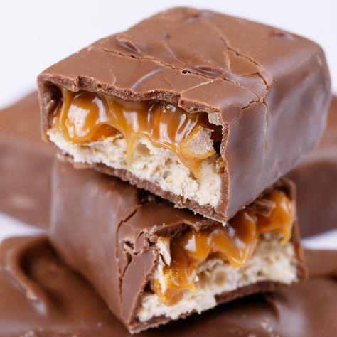 Homemade Snickers Homemade Snickers Bars, Snickers Bars Recipe, Homemade Snickers, Snickers Bar, Homemade Candies, Bars Recipe, Yummy Sweets, Sweets Treats, Cafe Food