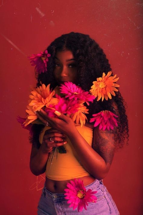 21st Birthday Photoshoot, Beautiful Photoshoot Ideas, Flower Photoshoot, Indian Remy Hair, Shotting Photo, Creative Photoshoot Ideas, Glam Photoshoot, Beauty Photoshoot, Fun Photoshoot