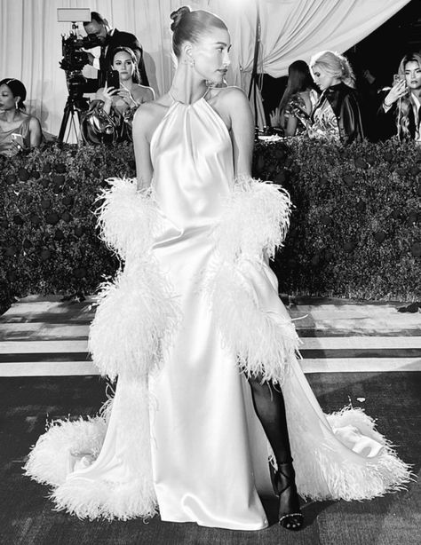 Hailey Bieber Black And White, Hailey Bieber Met Gala 2022, Hailey Bieber Met Gala, Point Toe Heels Outfit, Woman Energy, Met Gala Dresses, Hollywood Life, Hailey Baldwin, Gala Dresses