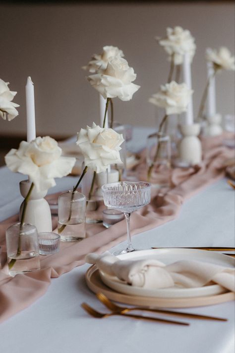 Vintage Glam Bridal Shower Ideas, Clean Classy Wedding, Table Decor Bridal Party, Modern Minimalist Bridal Shower Decor, Modern Bridal Shower Decor, Modern Classic Wedding Decor, Old Money Bridal Shower Ideas, Classic Bridal Shower Ideas, Rose Bridal Shower Theme