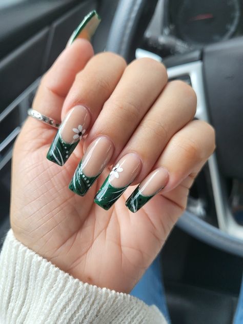 #2000s #trendy #greennails #coffinnails #aesthetic Dark Green Nails Designs Coffin, Medium Square Acrylic Nails Green, Emerald Green Flower Nails, Mail Inspo Dark Green, Coffin Dark Green Nails, Nail Inspo Coffin Green, Dark Green Nails With White, Hunter Green Wedding Nails, Dark Green Nails Acrylic Coffin Long