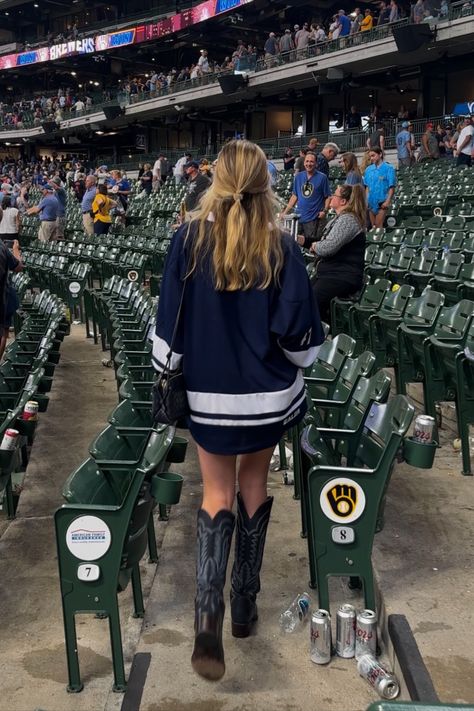 Payton Sartain wears a custom Brewers hockey-style jersey to a baseball game. What to wear to a baseball game. How To Style Hockey Jerseys Women, Hockey Jersey Outfit, Game Day Fits, Hockey Outfit, Baseball Outfits, Payton Sartain, Hockey Game Outfit, Hockey Outfits, Street Clothes