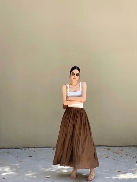 Bangkok Outfit Ideas, Bangkok Street Style, Outfits With Long Skirts, Chic Feminine Style, Bangkok Street, Dress Ootd, Classic Style Outfits, Classy Casual Outfits, Long Skirts