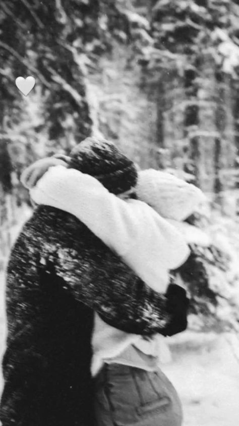 Winter Couple Pictures, Couple Photography Winter, Snow Couple, Snow Photoshoot, Winter Couple, Snow Pictures, Winter Photoshoot, Winter Engagement Photos, Couple Picture Poses