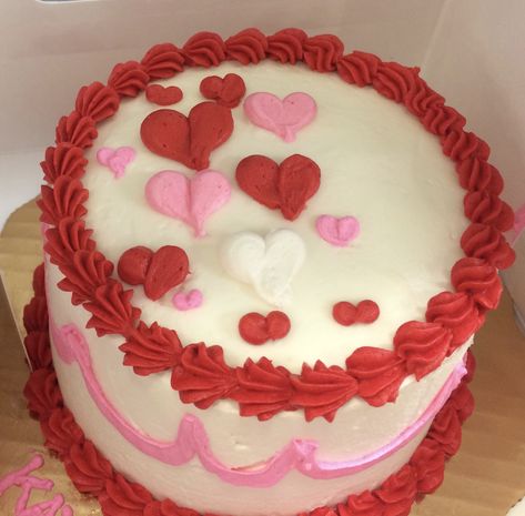 Round Valentines Cake, Valentine’s Day Cake, Valentine Baking, Cake Valentine, Valentines Cakes, Valentines Day Cake, Valentines Cake, Circle Cake, Valentines Baking