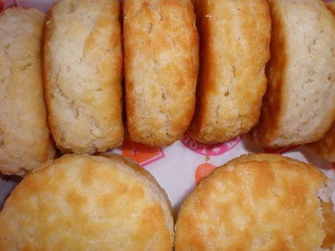 Popeyes Biscuit Recipe, Popeyes Biscuits, Buttermilk Biscuit Recipe, Salsa Gravy, Sour Cream Biscuits, Freeze Pancakes, Buttermilk Biscuit, Buttermilk Biscuits Recipe, Fluffy Light