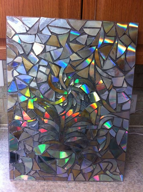 CD disc mosaic that's easy to #DIY yourself! Use your old CDs and other discs to create this CD craft project. #handmade #crafts #tbt #art #CD #disc Cd Mosaic, Cd Crafts Diy, Art Cd, Dvd Art, Old Cd Crafts, Recycled Cds, Cd Wall Art, Cd Wall, Cd Diy