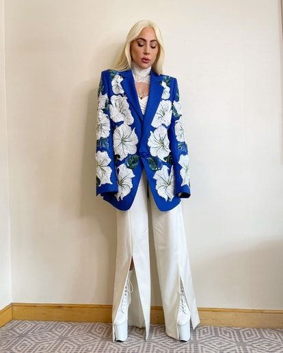 Lady Gaga Outfits, Lady Gaga Fashion, Lady Gaga Pictures, Valentino Haute Couture, Armani Prive, Embroidery Designs Fashion, Gucci Fashion, Embroidery Fashion, Latest Outfits