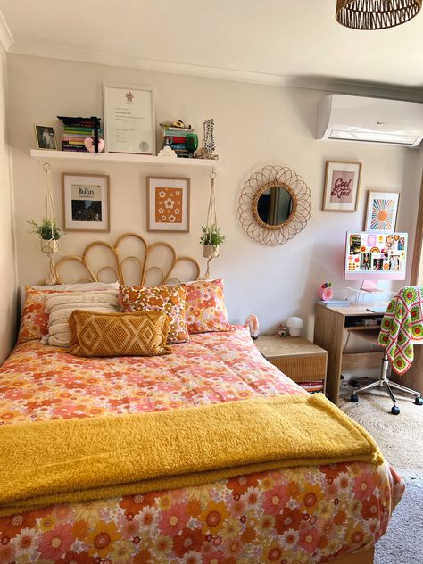 Bright Room Aesthetic, 10x10 Bedroom Layout, Colorful Boho Bedroom, Fall Bedroom Ideas, Cozy Fall Bedroom, Dorm Room Inspiration, Fall Bedroom, Redecorate Bedroom, Girl Bedroom Decor