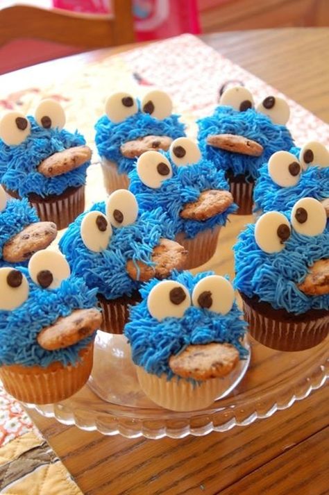 If only I could do this and not become a Pinterest failure. Failure is the best teacher you can find! I look at this and think," how did they do the hair" and click---- push icing through a sieve. Hello Sweetie, Design Cupcakes, Cupcakes Design, Cookie Monster Cupcakes, Cupcake Day, Elmo And Cookie Monster, Monster Cupcakes, Creative Cupcakes, Cupcake Designs