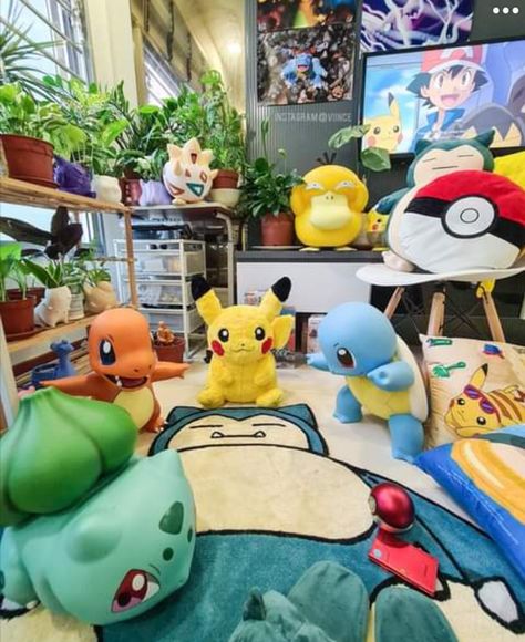 Pokemon Bed Room, Pokemon Room Design, Pokemon Apartment, Pokémon Game Room, Pokemon Gaming Room, Pokemon Theme Room, Pokemon Room Aesthetic, Pokemon House Decor, Pokemon Room Ideas