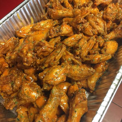 Buffalo wings #Crabman305 Chicken Wing Platter, Wing Platter, Best Chicken Wings, Max Payne, Soul Food Dinner, Food Babe, Food Therapy, Best Chicken, Yummy Comfort Food