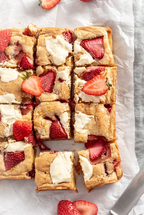 Strawberry Lemon Blondies, Strawberry Blondies, Lemon Blondies, White Chocolate Blondies, Strawberry Brownies, White Chocolate Strawberries, Roasted Strawberries, Blondies Recipe, Strawberry Lemon