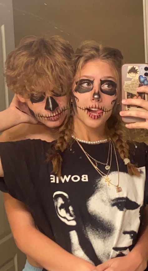 Skull Face Makeup Couples, Hallowing Costumes Couples, Couples Halloween Face Paint Ideas, Matching Halloween Makeup For Couples, Couples Skeleton Makeup, Halloween Makeup Scream, Couples Skull Makeup, Couple Halloween Face Paint, Scar Face Couple Costume