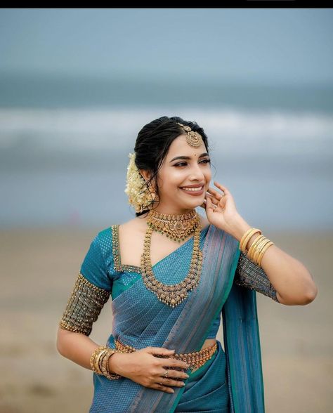 Engagement Bridal Saree Look, Kerala Bride Saree, Kerala Style Engagement Dress, Hindu Bridal Saree Kerala, Christian Bride Saree, Engagement Looks For Indian Bride In Saree, Kanchipuram Silk Saree Bridal, Saree For Engagement Brides, Kerala Bridal Saree