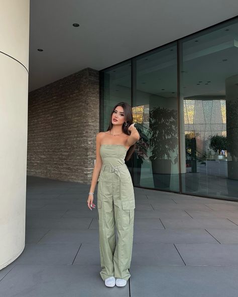 Instagram photo by Efsa Özgür • Aug 8, 2023 at 12:03 PM Cargo Pants Outfit Dressy, Modest Casual Outfits, 90s Inspired Outfits, Zara Jumpsuit, Outfit Styles, Stylish Work Outfits, Classy Fashion, Classy Casual Outfits, Women's Casual Style